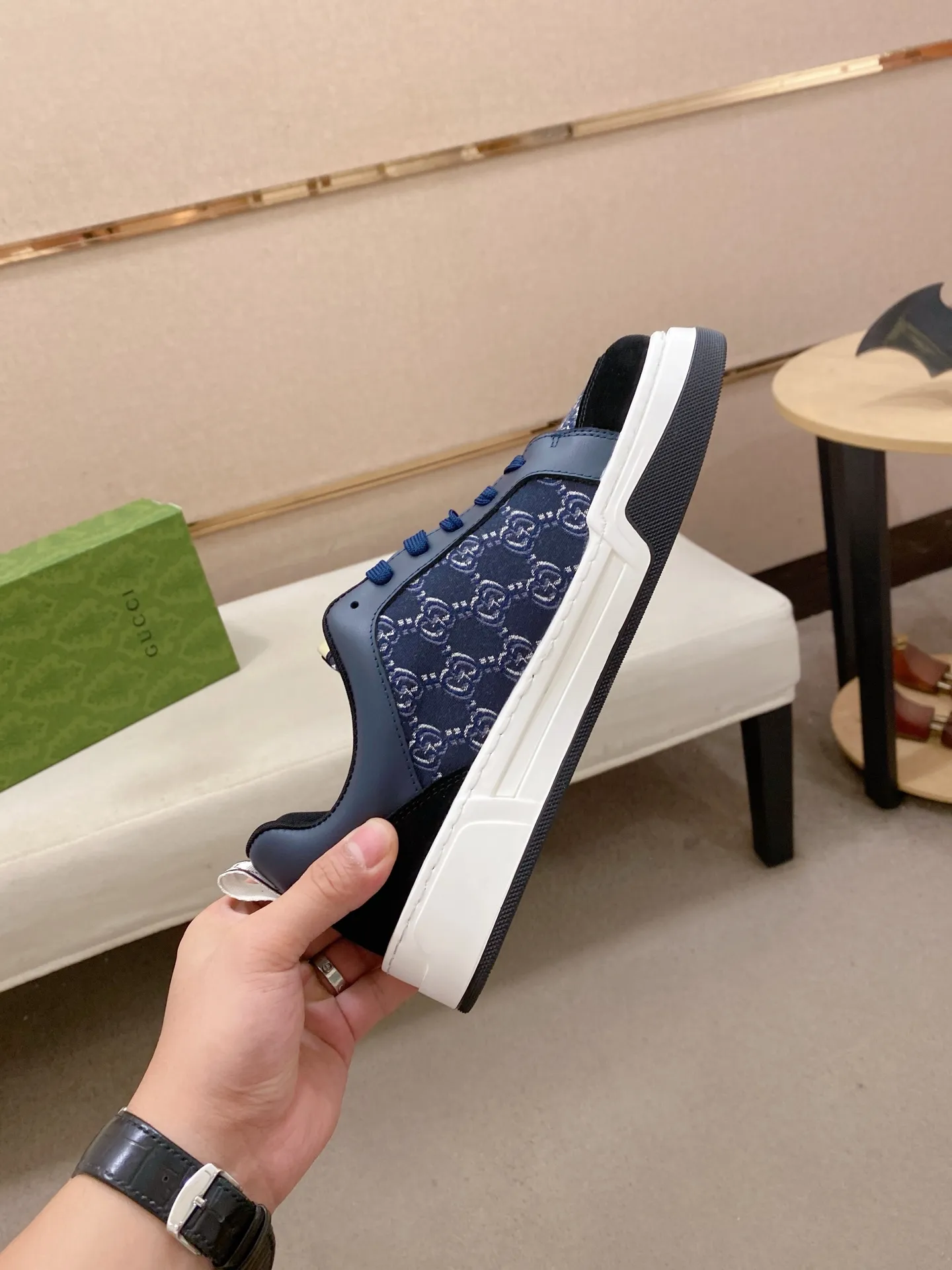 Men's shoes 💰 420 💰 High-quality new GUCCI counters are launched simultaneously. The new men's shoes, 😘fabrics are selected from imported cowhide, and the lining is sheepskin lining. 👍🏿 High-end ☄️ air-cushion molded anti-slip rubber outsole, exquisite lines, simple and elegant, comfortable and high-end for leisure travel. Code number: 38 to 44 (45 can be customized and cannot be returned or exchanged)